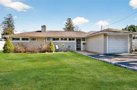 6 Wellington Rd, North Hempstead, NY 11548