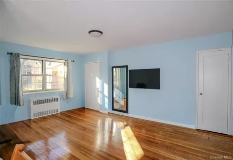 211-07 73 Ave #A, Oakland Gardens, NY 11364