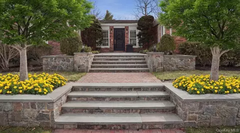 16 Daniel Ln, Dix Hills, NY 11746