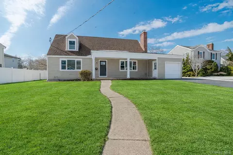 7 Amherst Pl, Massapequa, NY 11758