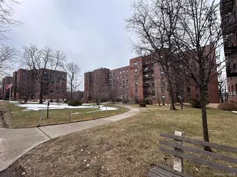 2534 Union St #2F, Flushing, NY 11354