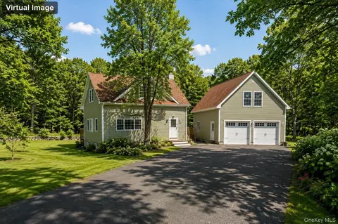 8 Garrett Pl, Carmel, NY 10512