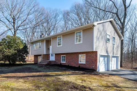 12 Blueberry Ln, Stormville, NY 12582
