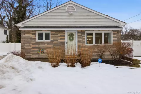 27 Great River Dr, Sound Beach, NY 11789