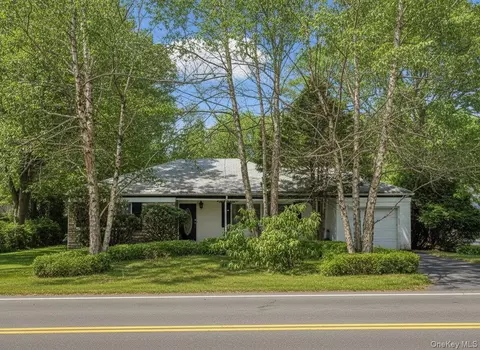 64 Middleneck Rd, North Hempstead, NY 11576