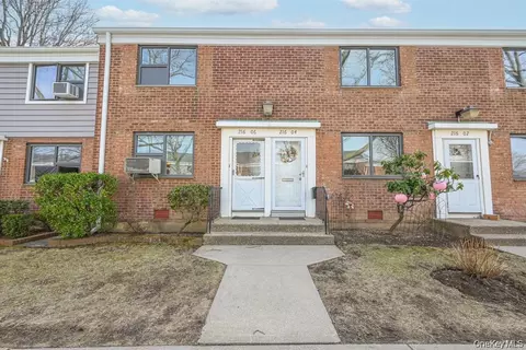 21606 68th Ave #DUPLE, Oakland Gardens, NY 11364