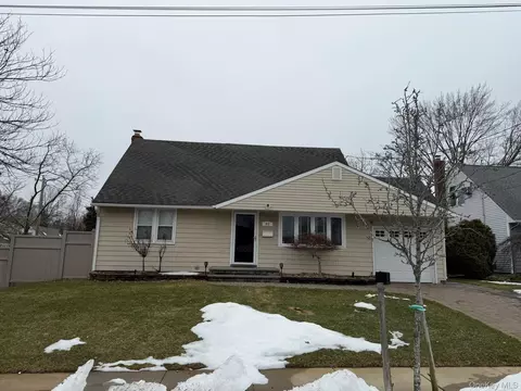 32 Montana Ct, Syosset, NY 11791