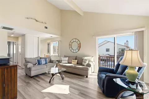 11 Balsam Ct #11, North Wantagh, NY 11793