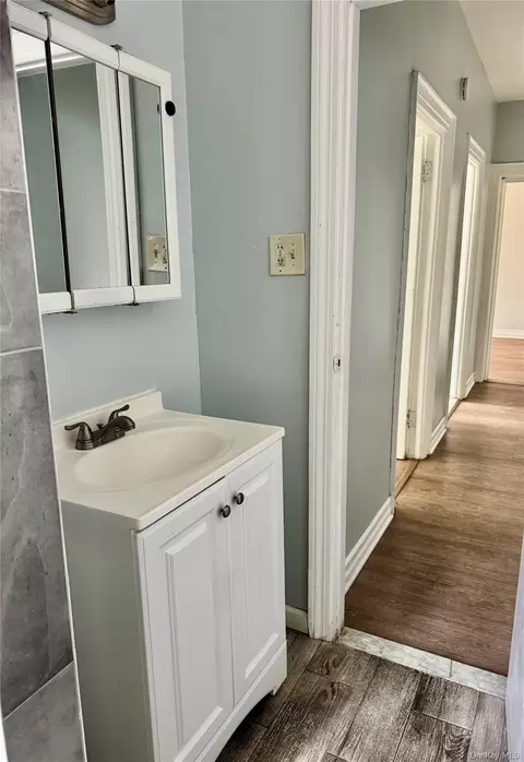 Bath - 724 E 216th St # 4D, New York, NY 10467 photo 1 of 4