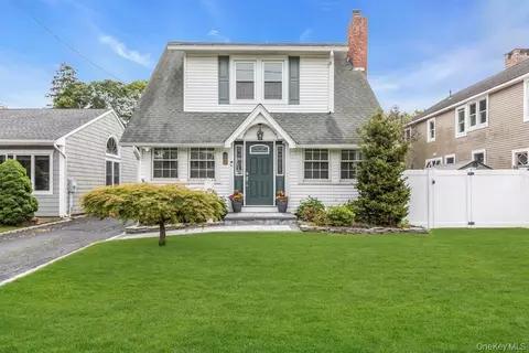 77 Rollstone Ave, West Sayville, NY 11796