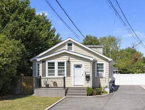 210 10th St, West Babylon, NY 11704