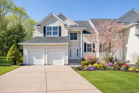 14 Vantage Ct, Port Jefferson, NY 11777