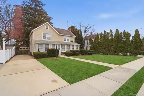 2097 Washington Ave, Seaford, NY 11783