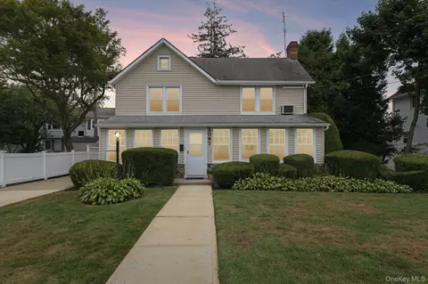 2097 Washington Ave, Seaford, NY 11783
