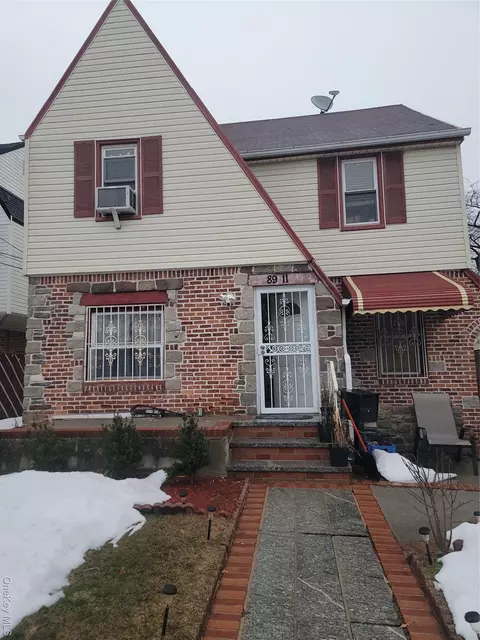 89-11 207th St, New York, NY 11427