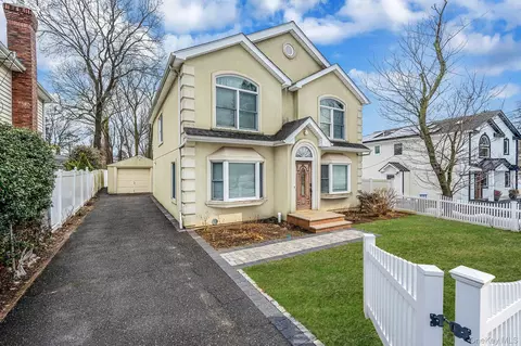 18 E Lyons St, Melville, NY 11747