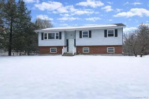 104 Sutton Park Rd, Poughkeepsie, NY 12603