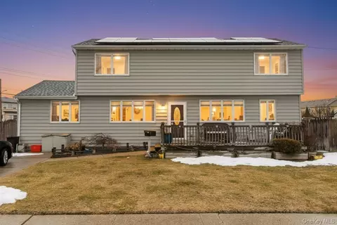 2 Parente Ln N, Island Park, NY 11558