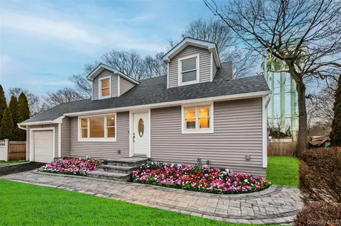 6 Grand Haven Ct, Commack, NY 11725
