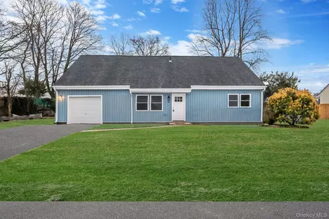 38 Clymer St, Port Jefferson Station, NY 11776