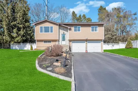 3 Terrace Dr, Hauppauge, NY 11788