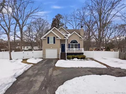131 Forrest Ave, Shirley, NY 11967