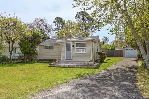 14 Lincoln Rd, Hampton Bays, NY 11946