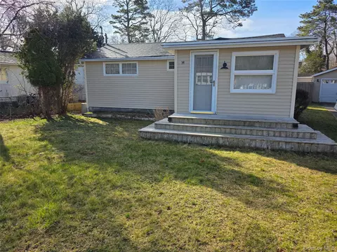 14 Lincoln Rd, Hampton Bays, NY 11946