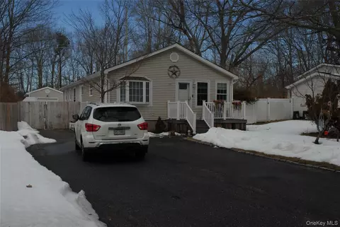 137 Carleton Dr E, Brookhaven, NY 11967