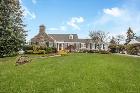 28 Lincoln Ave, Massapequa, NY 11758