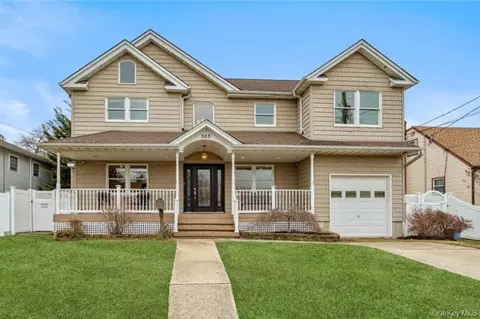 303 Sherbrooke Rd, Lindenhurst, NY 11757