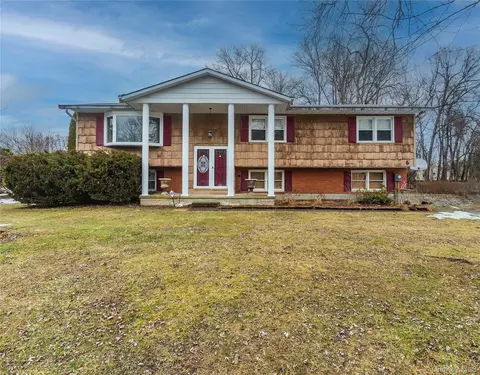 6 Reggie Dr, Wappinger, NY 12590