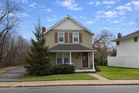 2349 S Seamans Neck Rd, Seaford, NY 11783