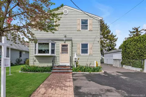 115 Broadmoor Ln, North Hempstead, NY 11590