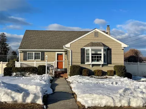 33 Maple Ave, Kings Park, NY 11754