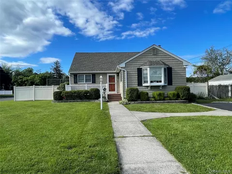 33 Maple Ave, Kings Park, NY 11754