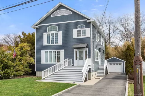 849 E Bay Dr, West Islip, NY 11795