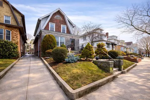 1813 Willow Ln, New York, NY 10461