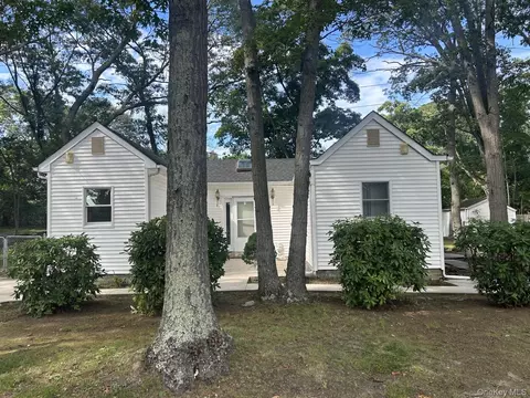 277 Prince Rd, Rocky Point, NY 11778