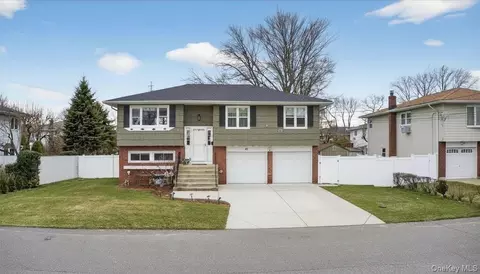 41 N Kings Ave, Lindenhurst, NY 11757