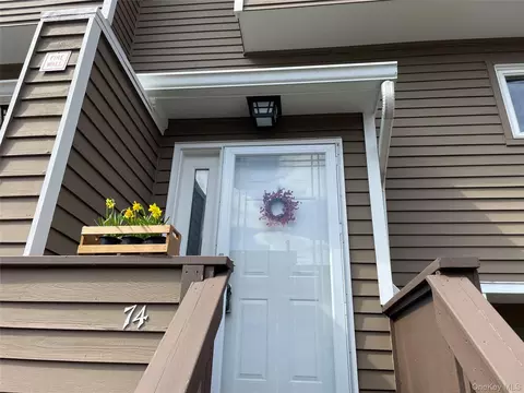 74 Village Grn, Clarkstown, NY 10954