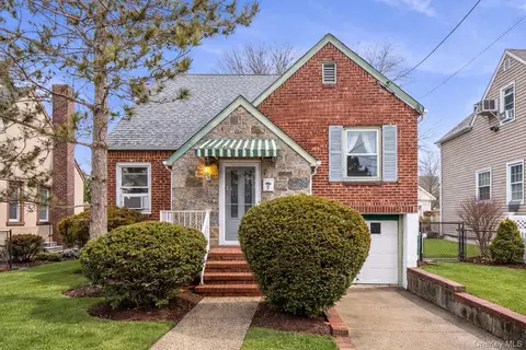 9 Clinton St, Meacham, NY 11003