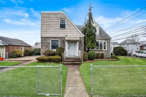 181 Monroe St, Franklin Square, NY 11010