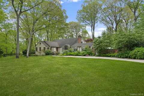 68 Flower Hill Rd, Huntington, NY 11743