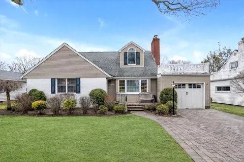 55 Vassar St, Garden City, NY 11530