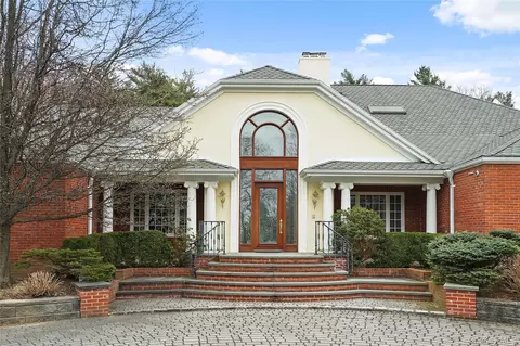 10 Hill Rd, North Hempstead, NY 11050