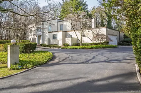 120 Bacon Rd, North Hempstead, NY 11568