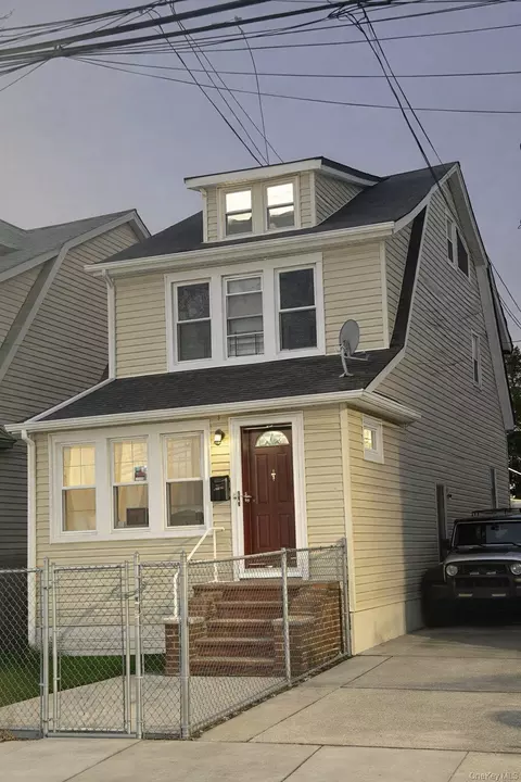 13723 249th St, New York, NY 11422
