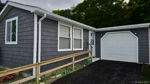 135 Village Cir W, Manorville, NY 11949