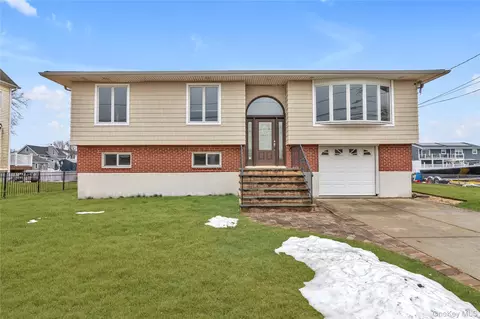 2666 Peconic Ave, Seaford, NY 11783